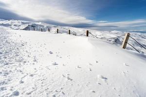 skigebied van sierra nevada in de winter, vol sneeuw. foto