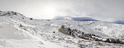 skigebied van sierra nevada in de winter, vol sneeuw. foto