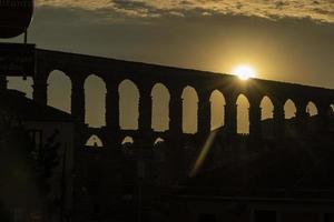 uitzicht op het beroemde aquaduct van segovia bij zonsondergang. foto
