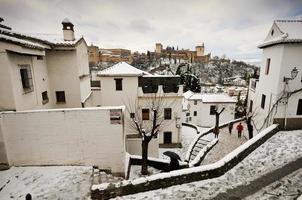 sneeuwstorm met sneeuwbrij op trottoirs. granada foto