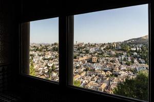 albayzin-district van granada, spanje, vanuit een raam in het alhambra-paleis foto