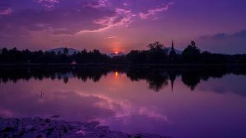 roze zonsondergang over het meer. mooi avondlandschap. achtergrond in historisch park, thailand. foto