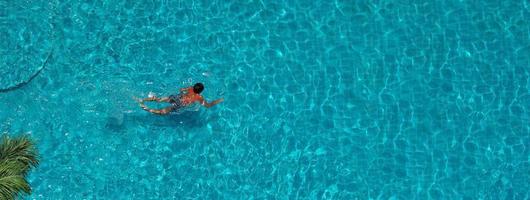 luchtfoto beelden van zwembad in een zonnige dag. foto