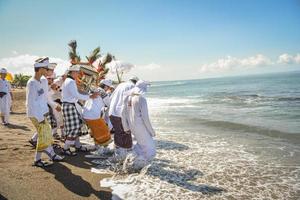 sanur, bali, indonesië, 2015 - melasti is een hindoeïstische Balinese zuiveringsceremonie en ritueel foto