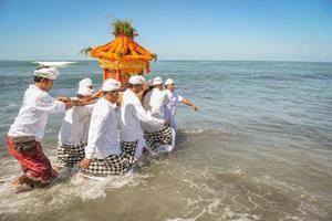 sanur, bali, indonesië, 2015 - melasti is een hindoeïstische Balinese zuiveringsceremonie en ritueel foto