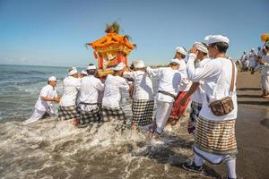 sanur, bali, indonesië, 2015 - melasti is een hindoeïstische Balinese zuiveringsceremonie en ritueel foto