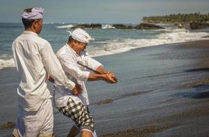 sanur, bali, indonesië, 2015 - melasti is een hindoeïstische Balinese zuiveringsceremonie en ritueel foto