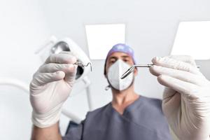 selectieve focus op de hulpmiddelen die een tandarts in een tandheelkundige kliniek gebruiken foto