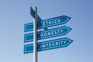 ethiek eerlijkheid integriteit woorden op wegwijzer geïsoleerd op hemelachtergrond foto