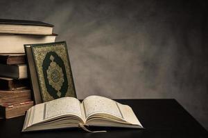 Koran heilig boek van moslims openbaar item van alle moslims op tafel, stilleven foto