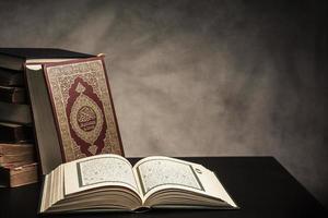 Koran heilig boek van moslims openbaar item van alle moslims op tafel, stilleven foto