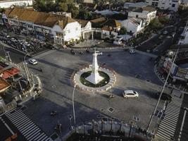 luchtfoto van tugu jogja of yogyakarta monument, indonesië. Yogyakarta, Indonesië - april 2021 foto