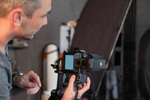 fotograaf bezig met fotograferen in de studio foto