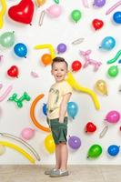 jongen op de achtergrond van ballen foto