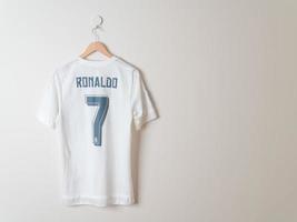 bangkok, thailand - 18 jan 2022 - real madrid shirt thuisshirt seizoen 2014-2015 met ronaldo naam foto