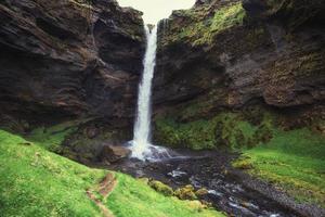 fantastisch landschap van bergen en watervallen in ijsland foto