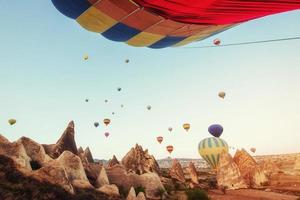 heteluchtballon die over rotslandschap vliegt in turkije. cappadocië foto