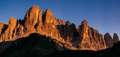 rotsachtige bergen bij zonsondergang. dolomiet alpen italië foto