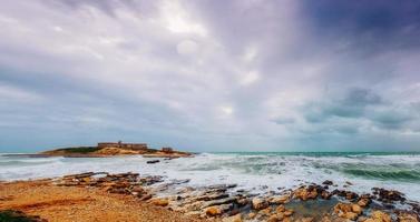 lente panorama van zee kust stad trapany. sicilië, italië europa foto