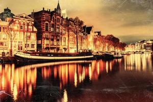 mooie nacht in amsterdam. verlichting van gebouwen en foto