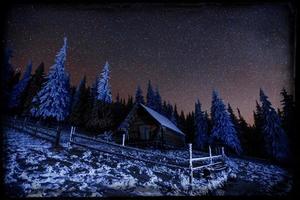 fantastische winter meteorenregen en de met sneeuw bedekte bergen. vi foto