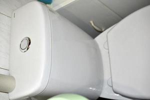 witte schone toiletpot in het toilet foto