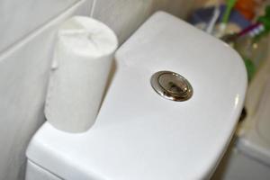 witte schone toiletpot in het toilet foto