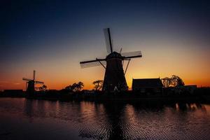 sterrenhemel boven nederlandse molens foto