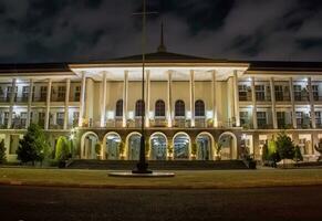 ugm centraal gebouw in yogyakarta indonesië 's nachts. foto