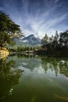 natuurbehang bedakah-meer in de ochtend, gelegen in het dorp bedakah, wonosobo district, indonesië. foto