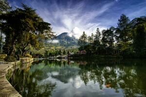 natuurbehang bedakah-meer in de ochtend, gelegen in het dorp bedakah, wonosobo district, indonesië.