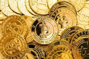 bitcoin cryptocurrency achtergrond. een hoop gouden bitcoin, digitale valuta foto