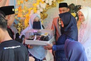 cianjur regentschap, west java, indonesië op 12 juni 2021, de cultuur van offergaven in het huwelijk. huwelijkscultuur van moslims uit indonesië foto