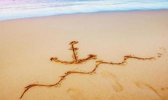 figuren in het zand op het strand foto