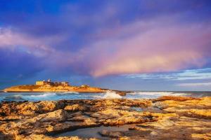 lente panorama van zee kust stad trapany. sicilië, italië europa foto