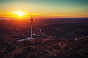 zonnewindturbines bij zonsondergang. foto