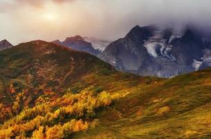 dikke mist op de bergpasgoulet. georgia, svaneti. Europa. foto