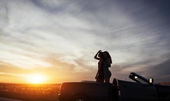 jonge twee vrouwen bij een fotoshoot. meisjes poseren graag foto