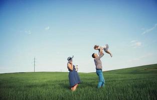 gelukkig gezin van drie mensen knuffelen op straat foto