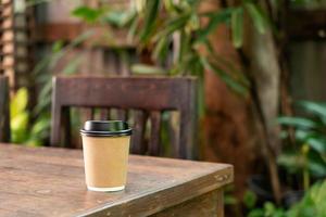 warme koffiekop op houten tafel foto