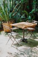 lege houten stoel en tafel in de tuin foto