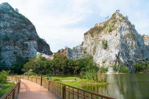 khao gnu stenen park in thailand foto