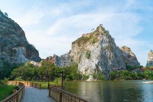 khao gnu stenen park in thailand foto