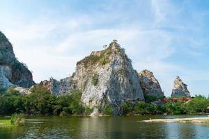 khao gnu stenen park in thailand foto