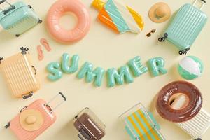 zomerbord met drijvers en zomerreisaccessoires rond foto