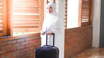moslimvrouwen maken umrah-voorbereidingen foto