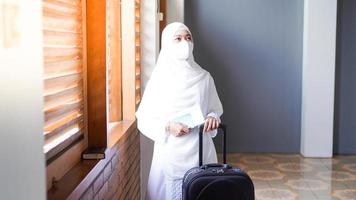 aziatische vrouwen moslim die masker draagt in moskee foto