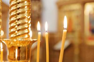 orthodoxe kerk. Christendom. feestelijke interieurdecoratie met brandende kaarsen en icoon in traditionele orthodoxe kerk op paasavond of kerstmis. religie geloof bidden symbool. foto