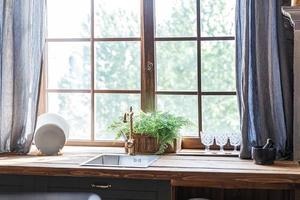 Scandinavische klassieke minimalistische donkergrijze keuken met houten details. stijlvolle loft moderne grijze keukendecoratie met een schoon, eigentijds interieurontwerp. foto