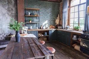 Scandinavische klassieke minimalistische donkergrijze keuken met houten details. stijlvolle loft moderne grijze keukendecoratie met een schoon, eigentijds interieurontwerp. foto